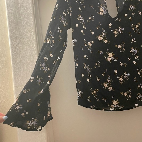 American Eagle Outfitters Black Ditsy Floral bell sleeve top size XS - Picture 5 of 8
